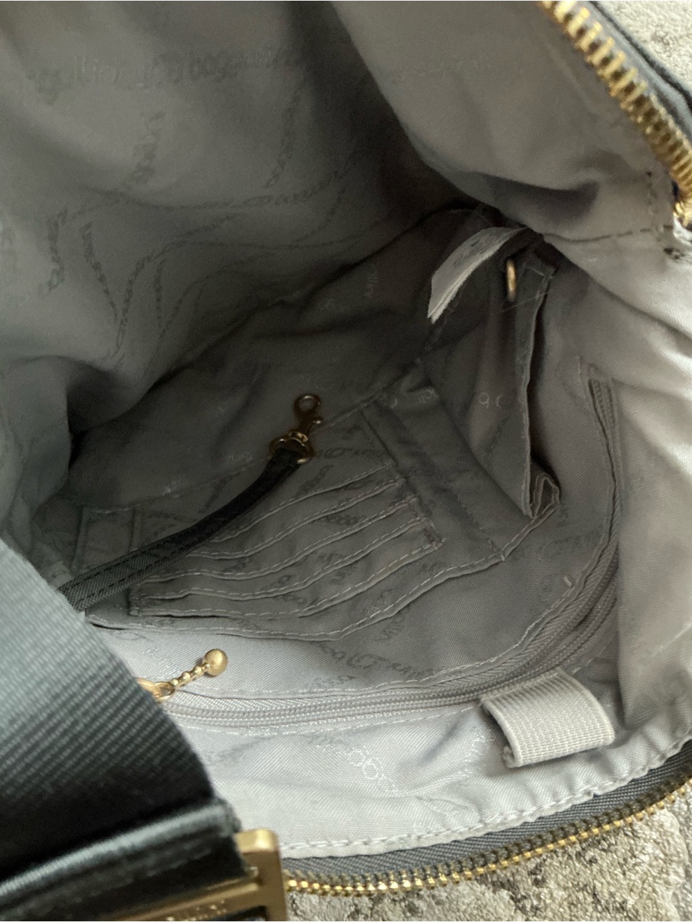 Spacious Crossbody Bag with Gold Hardware 🌟🌟 - Picture 10 of 11